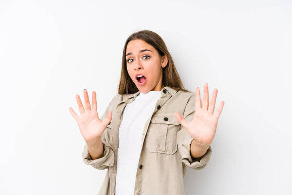 Молодая кавказка изолирована от шока из-за неминуемой опасности