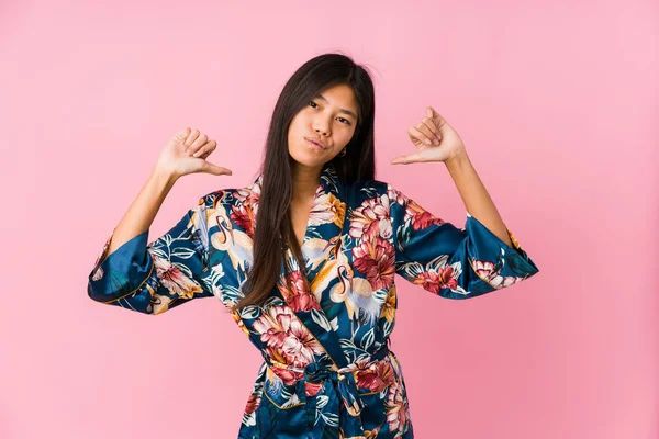 Giovane Donna Asiatica Che Indossa Pigiama Kimono Sente Orgoglioso Sicuro — Foto Stock