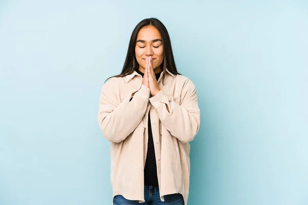 Fiatal Elszigetelt Kék Háttér Kéz Kézben Imádkozni Közel Száj Úgy — Stock Fotó