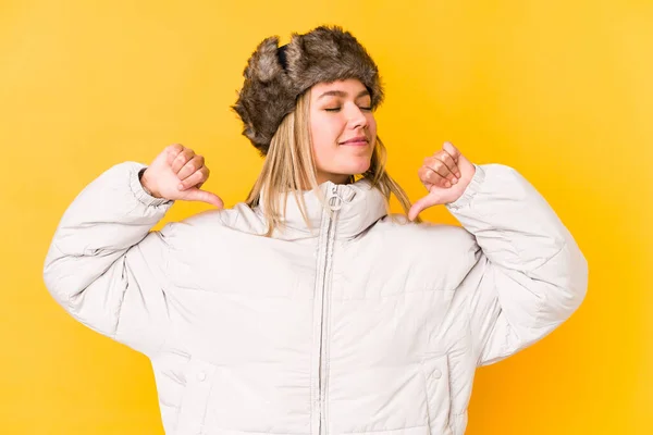 Jovem Caucasiana Vestindo Uma Roupa Inverno Isolado Sente Orgulhoso Auto — Fotografia de Stock