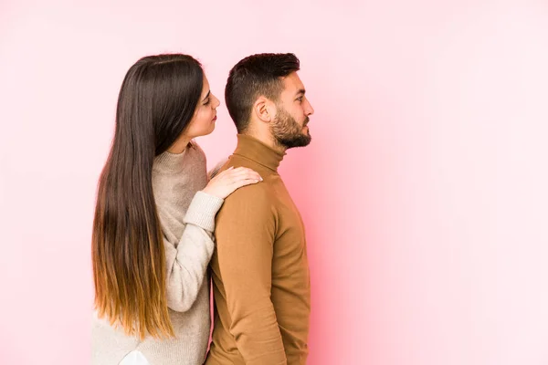 Jovem Casal Caucasiano Isolado Olhando Para Esquerda Pose Lateral — Fotografia de Stock