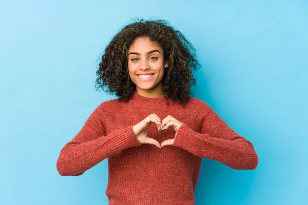 Jeune Femme Frisée Afro Américaine Souriante Montrant Une Forme Coeur — Photo