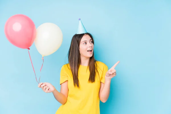 Jonge Kaukasische Vrouw Het Organiseren Van Een Verjaardag Geïsoleerd — Stockfoto