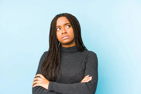 Mladý Africký Američan Žena Izolované Modrém Pozadí Unavený Opakující Úkol — Stock fotografie