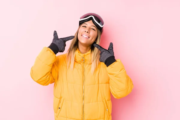 Mulher Branca Jovem Vestindo Uma Roupa Esqui Fundo Rosa Sorri — Fotografia de Stock