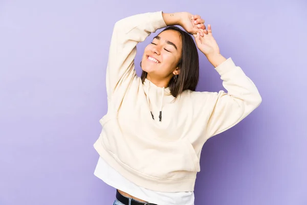 Jovem Mulher Isolada Fundo Roxo Alongamento Braços Posição Relaxada — Fotografia de Stock