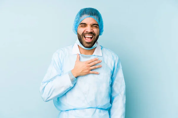 Молодий Хірург Латін Ізольований Молодий Сміється Голосно Тримаючись Груди — стокове фото
