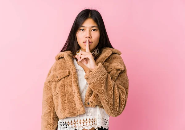 Joven Asiática Mujer Guardando Secreto Pidiendo Silencio —  Fotos de Stock