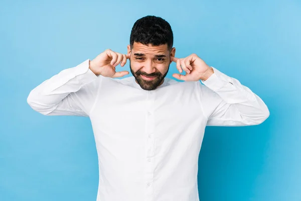 Mladý Latinský Muž Modrém Pozadí Izolované Zakrytí Uší Rukama — Stock fotografie