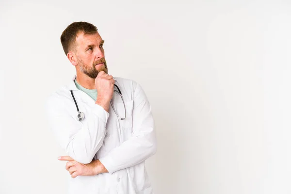 Senior Medico Uomo Isolato Sfondo Bianco Guardando Lateralmente Con Espressione — Foto Stock