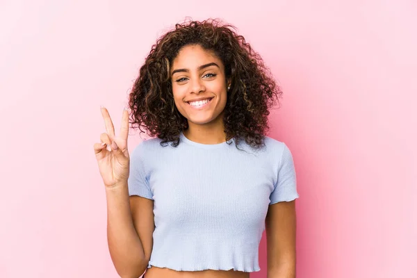 Joven Mujer Afroamericana Sobre Fondo Rosa Mostrando Número Dos Con —  Fotos de Stock