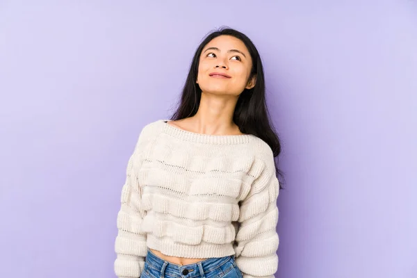 Joven Mujer China Aislada Sobre Fondo Púrpura Soñando Con Alcanzar — Foto de Stock