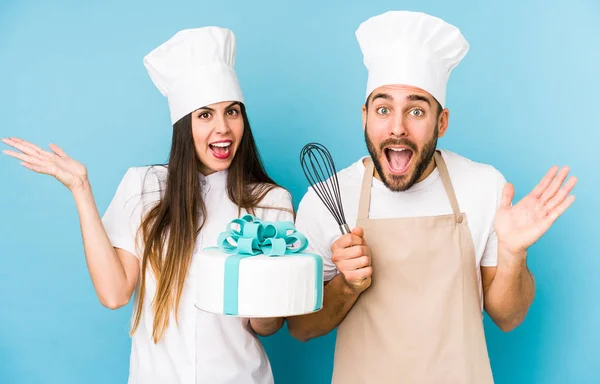 Jeune Couple Cuisinant Gâteau Ensemble Isolé Recevant Une Agréable Surprise — Photo