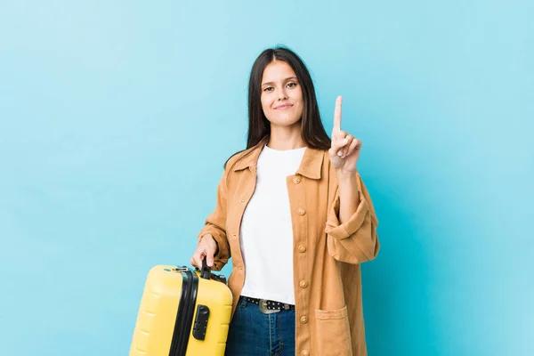 Joven Mujer Caucásica Sosteniendo Una Maleta Mostrando Número Uno Con — Foto de Stock