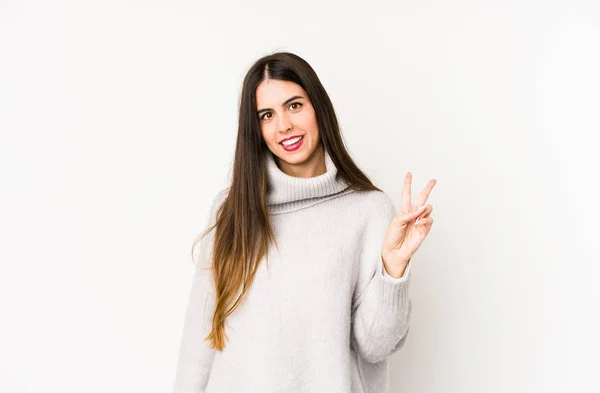 Mulher Branca Jovem Isolado Fundo Branco Alegre Despreocupado Mostrando Símbolo — Fotografia de Stock