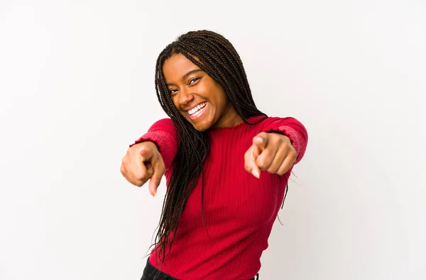 Jovem Afro Americana Isolada Sorrisos Alegres Apontando Para Frente — Fotografia de Stock