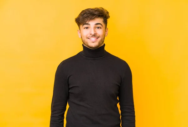 Mladý Arabský Muž Izolovaný Žlutém Pozadí Šťastný Usmívající Veselý — Stock fotografie