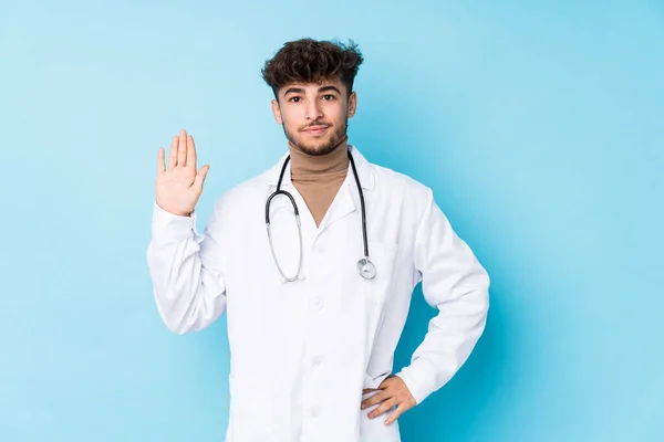 Giovane Arabo Medico Uomo Idolatrato Sorridente Allegro Mostrando Numero Cinque — Foto Stock