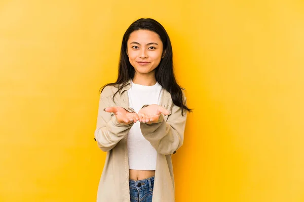 Jonge Chinese Vrouw Geïsoleerd Een Gele Achtergrond Met Iets Met — Stockfoto