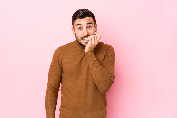 Jonge Blanke Man Tegen Een Roze Achtergrond Geïsoleerde Bijtende Nagels — Stockfoto