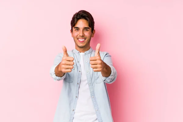 Joven Hombre Caucásico Posando Fondo Rosa Aislado Con Pulgares Hacia — Foto de Stock