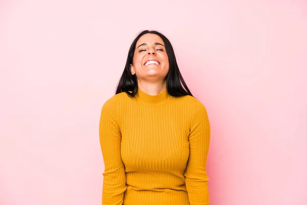 Joven Mujer Caucásica Aislada Sobre Fondo Rosa Ríe Cierra Los —  Fotos de Stock