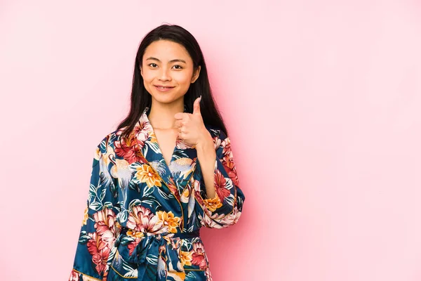 年轻的中国女人 身穿亚洲式的睡衣 面带微笑 竖起大拇指 — 图库照片