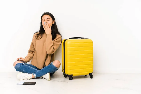 若いです中国人旅行女性座っています上の床にスーツケース隔離されたYawningショーA疲れてジェスチャーカバー口とともに手 — ストック写真