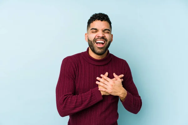 Mladá Smíšená Rasa Arabský Muž Izolované Smích Držet Ruce Srdci — Stock fotografie