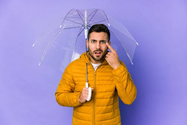 年轻英俊的男人拿着一把雨伞 用食指表示失望的姿态 — 图库照片