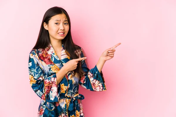 Jovem Chinesa Vestindo Pijama Quimono Isolado Chocado Apontando Com Dedos — Fotografia de Stock