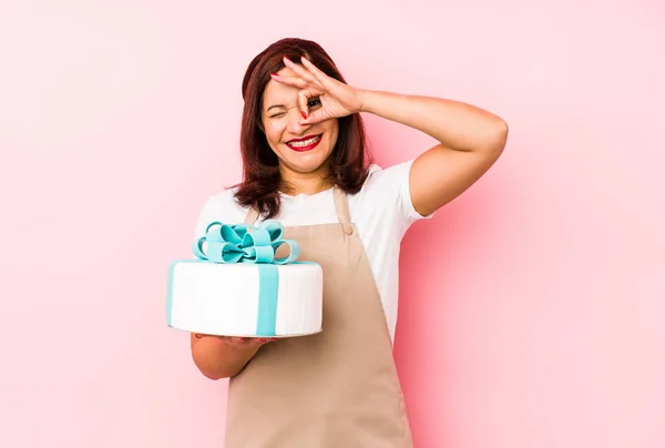 Mujer Latina Mediana Edad Sosteniendo Pastel Aislado Sobre Fondo Rosado —  Fotos de Stock