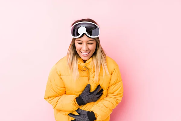 Jovem Caucasiana Vestindo Uma Roupa Esqui Fundo Rosa Feliz Diverte — Fotografia de Stock