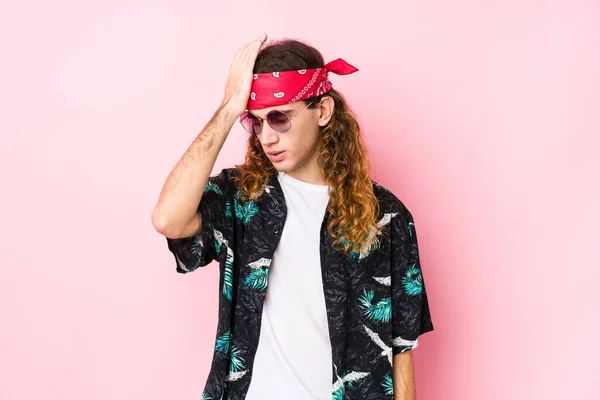 Young Hippie Caucasian Man Isolated Forgetting Something Slapping Forehead Palm — Stock Photo, Image