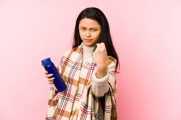 Joven Mujer China Haciendo Camping Aislado Sobre Fondo Rosa Riendo —  Fotos de Stock