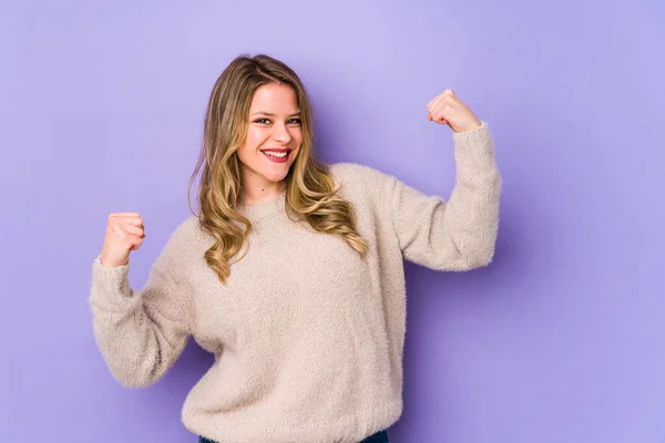 Mulher Caucasiana Jovem Isolado Fundo Roxo Torcendo Despreocupado Animado Conceito — Fotografia de Stock