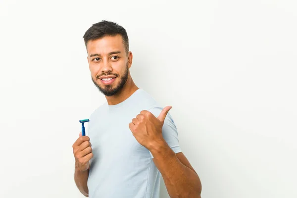 Joven Hombre Sudasiático Sosteniendo Una Hoja Afeitar Señala Con Dedo — Foto de Stock