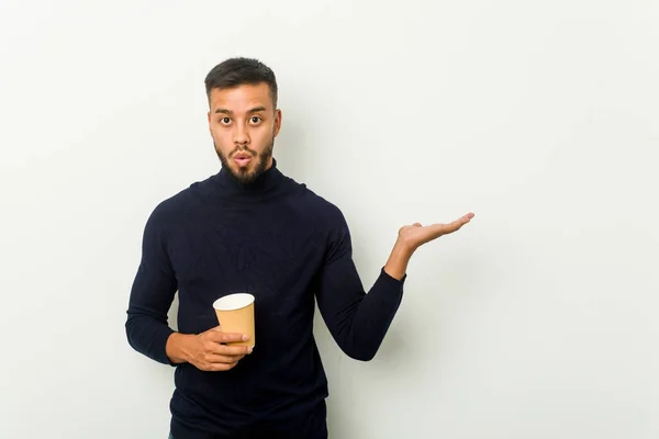 Joven Mixta Raza Asiático Hombre Holding Takeaway Café Impresionado Holding —  Fotos de Stock