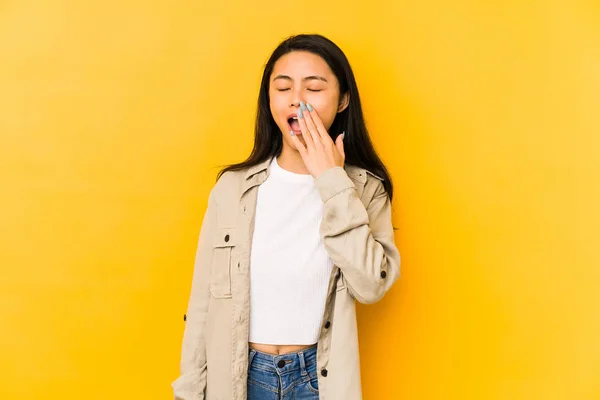 Mujer Joven China Aislada Sobre Fondo Amarillo Bostezando Mostrando Gesto —  Fotos de Stock