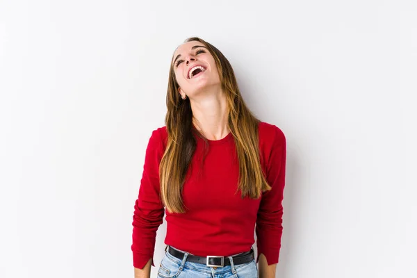 Jovem Caucasiano Mulher Posando Isolado Relaxado Feliz Rindo Pescoço Esticado — Fotografia de Stock