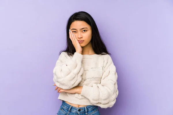 Jonge Chinese Vrouw Geïsoleerd Een Paarse Achtergrond Die Verveeld Vermoeid — Stockfoto