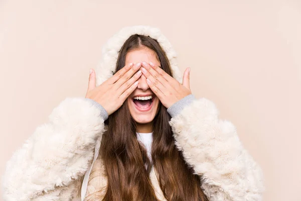 Giovane Donna Caucasica Posa Isolata Copre Gli Occhi Con Mani — Foto Stock