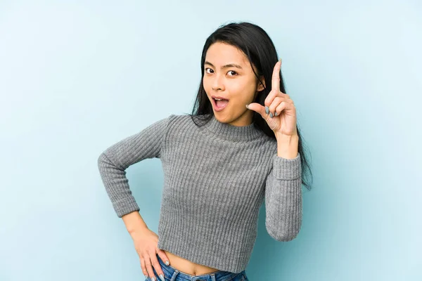 Joven Mujer China Aislada Sobre Fondo Azul Que Tiene Una —  Fotos de Stock