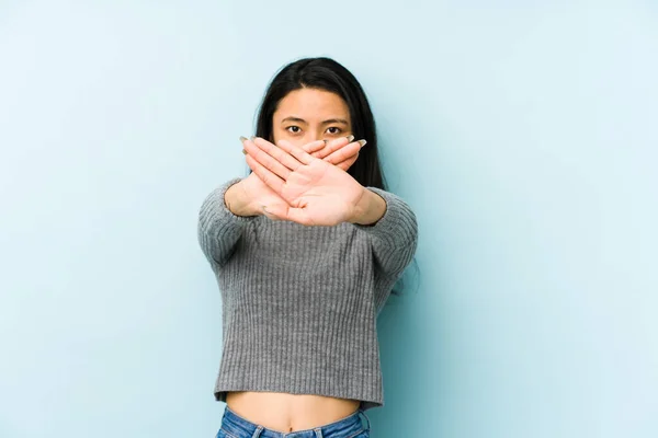 Joven Mujer China Aislada Sobre Fondo Azul Haciendo Gesto Negación —  Fotos de Stock