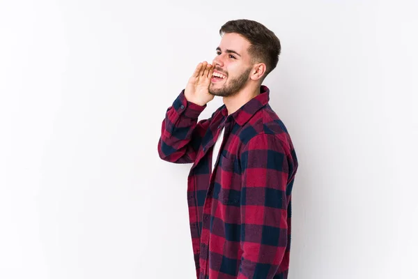 Young Caucasian Man Posing White Background Isolated Shouting Holding Palm — Stock Photo, Image