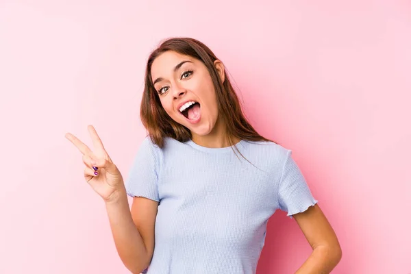 Mujer Caucásica Joven Con Una Ropa Esquí Aislada Alegre Despreocupada —  Fotos de Stock