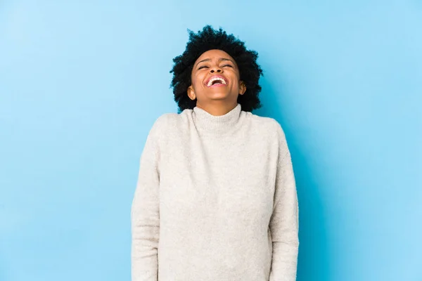 Medelålders Afrikansk Amerikansk Kvinna Mot Blå Bakgrund Isolerade Skrattar Och — Stockfoto