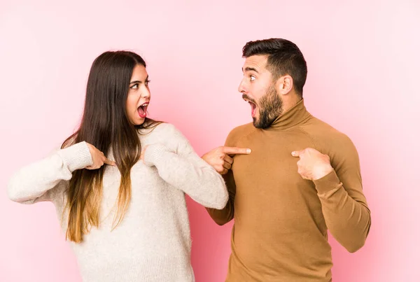 Giovane Coppia Caucasica Isolato Sorpreso Puntando Con Dito Sorridendo Ampiamente — Foto Stock