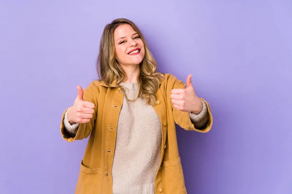 Joven Mujer Caucásica Aislada Sobre Fondo Morado Sonriendo Levantando Pulgar — Foto de Stock