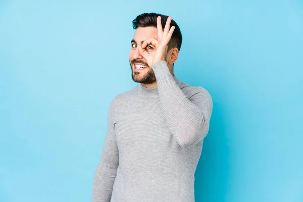 Young Caucasian Man Blue Background Isolated Excited Keeping Gesture Eye — Stock Photo, Image